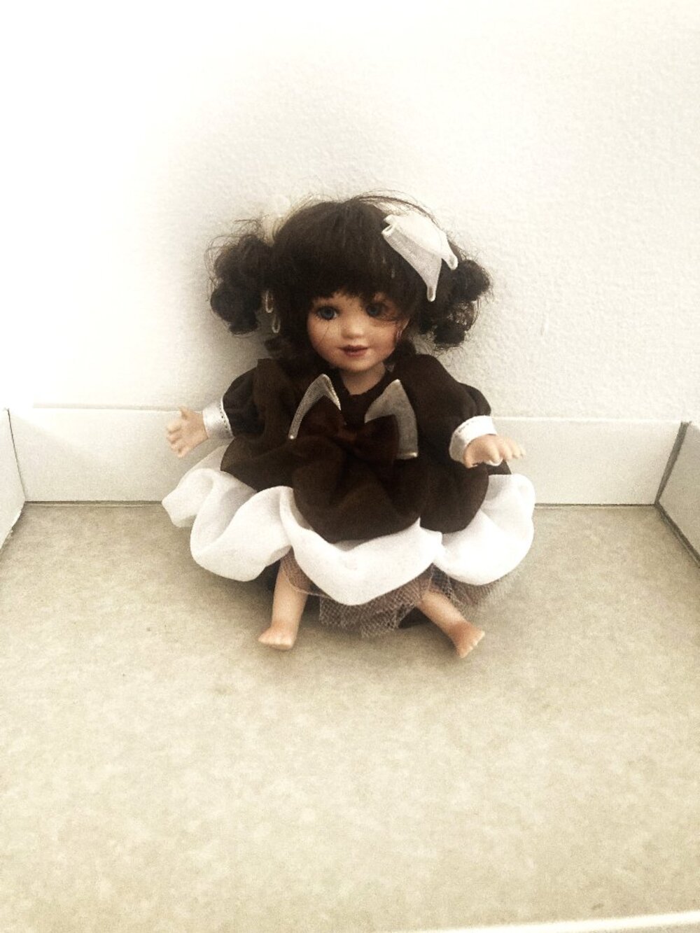 Marie Osmond Porcelain Doll Kisses Hershey's 2008 without the Little shoes 5 in